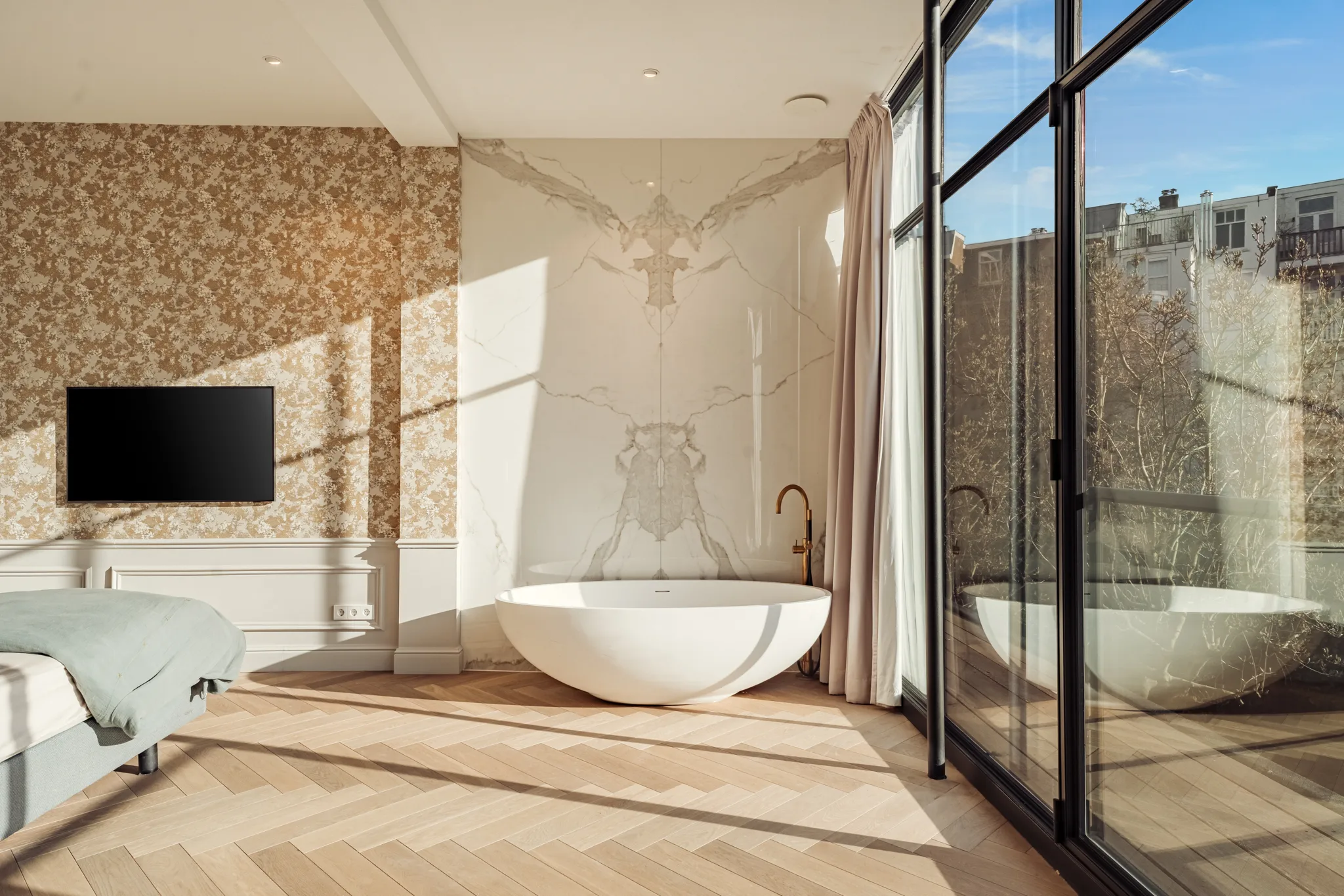 chambre avec fenêtre verrière et baignoire îlot design décoration contemporaine dressing en tête de lit chambre avec fenêtre verrière et baignoire îlot design décoration contemporaine dressing en tête de lit