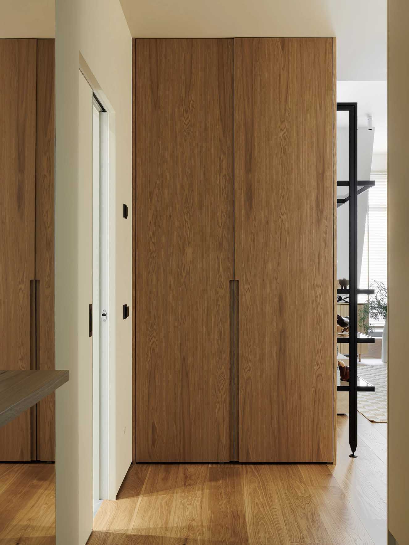 entrée appartement 52m2 décoration contemporaine avec placard bois entrée appartement 52m2 décoration contemporaine avec placard bois