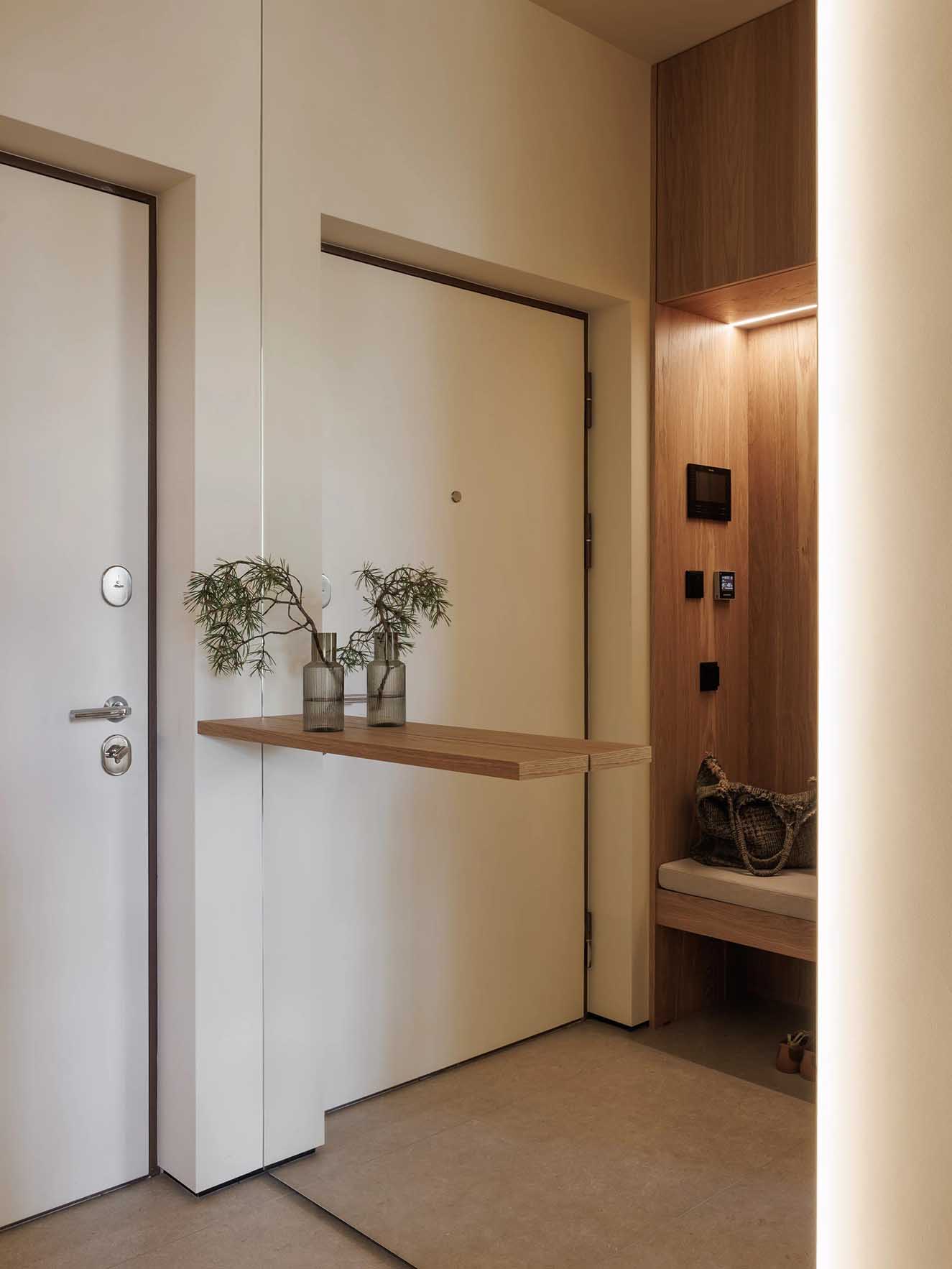 entrée appartement 52m2 décoration contemporaine avec grand miroir entrée appartement 52m2 décoration contemporaine avec grand miroir