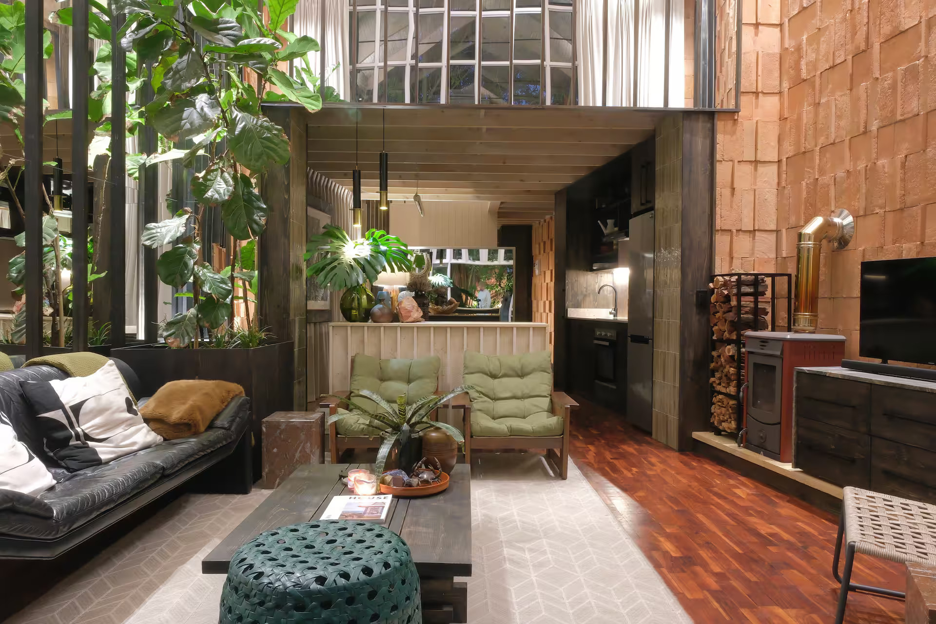 Un vaste studio design en duplex au Cap ouvert sur les arbres