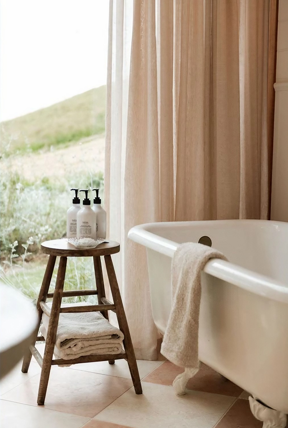 salle de bain style rétro avec baie vitrée et carrelage damier salle de bain style rétro avec baie vitrée et carrelage damier