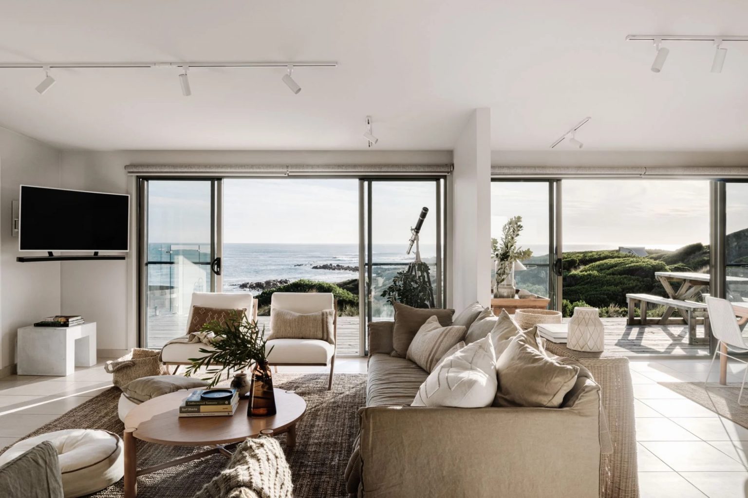 salon décoration naturelle maison contemporaine en bois face à l'océan Austral Shore House King Island Tasmanie