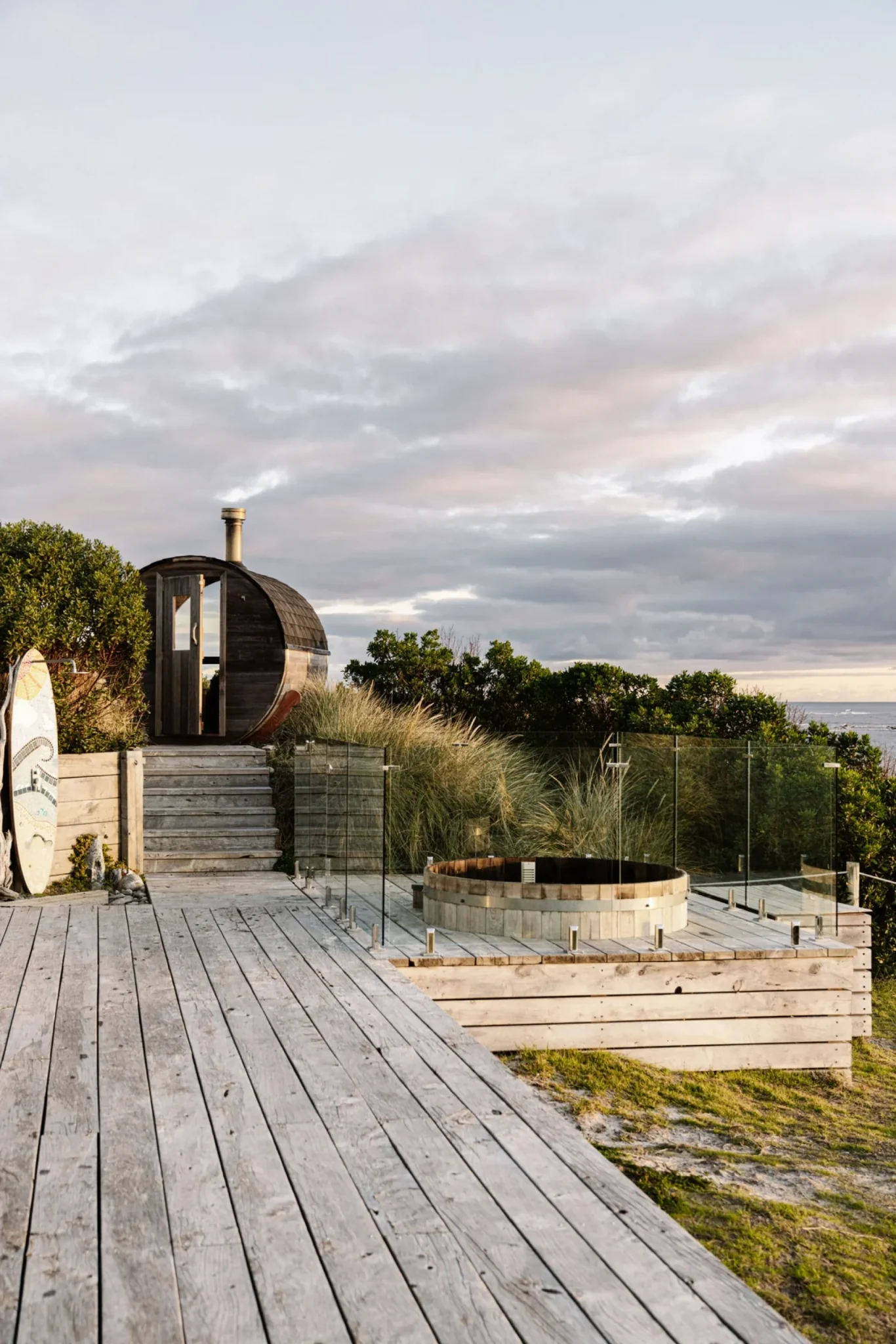 terrasse avec sauna indépendant et bain bois rond maison contemporaine en bois face à l'océan Austral Shore House King Island Tasmanie