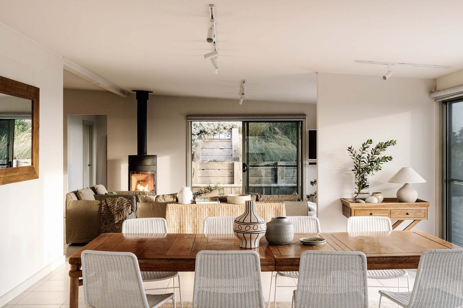 salon avec cheminée décoration naturelle maison contemporaine en bois face à l'océan Austral Shore House King Island Tasmanie