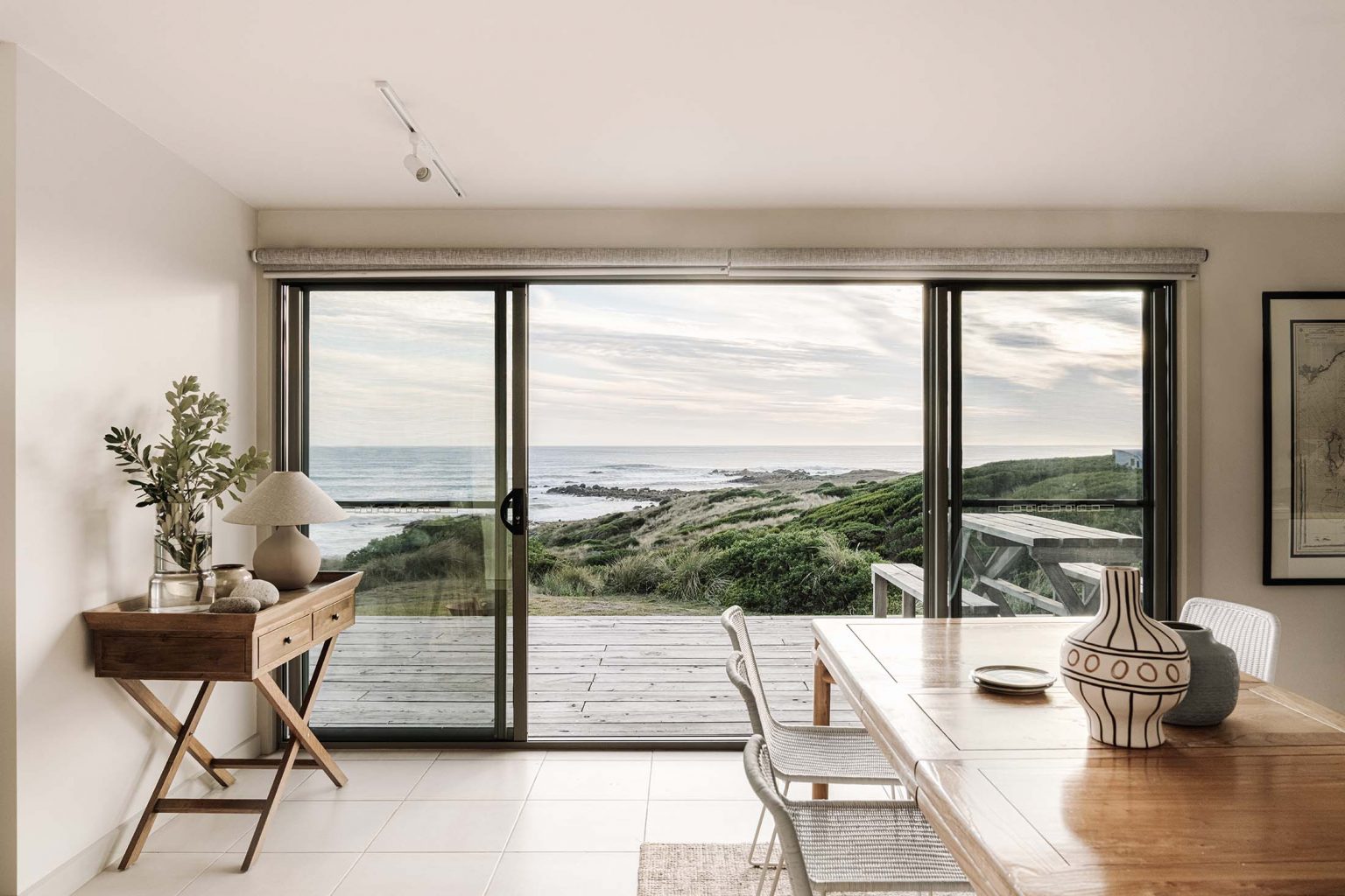 salle à manger décoration naturelle maison contemporaine en bois face à l'océan Austral Shore House King Island Tasmanie