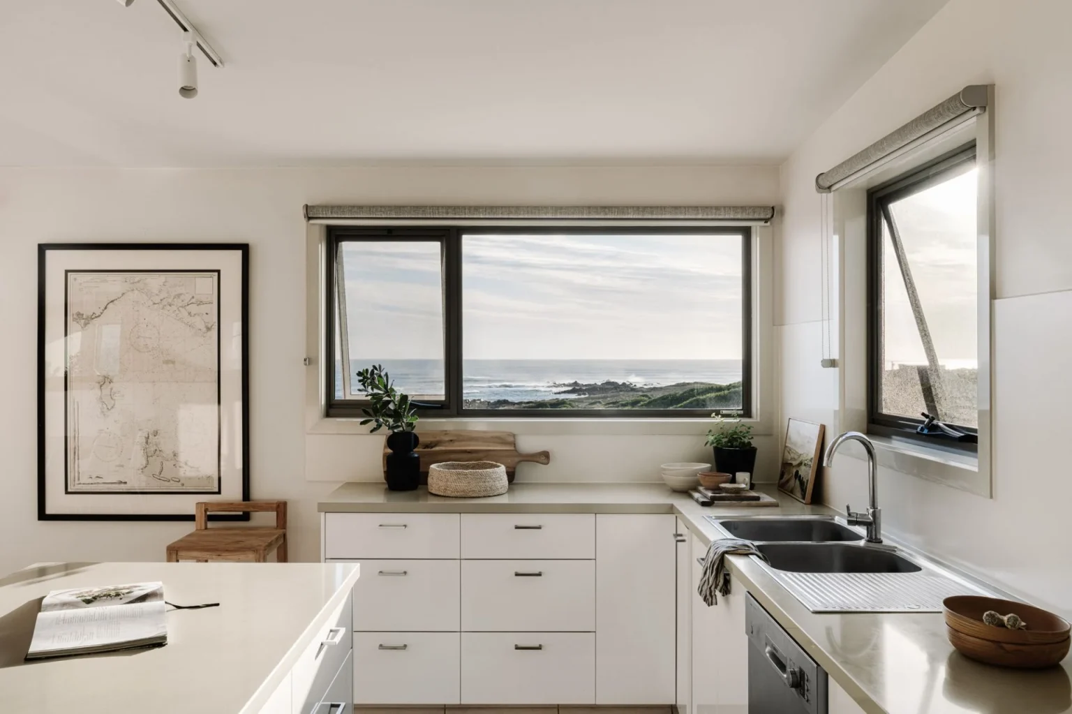 cuisine blanche maison contemporaine en bois face à l'océan Austral Shore House King Island Tasmanie