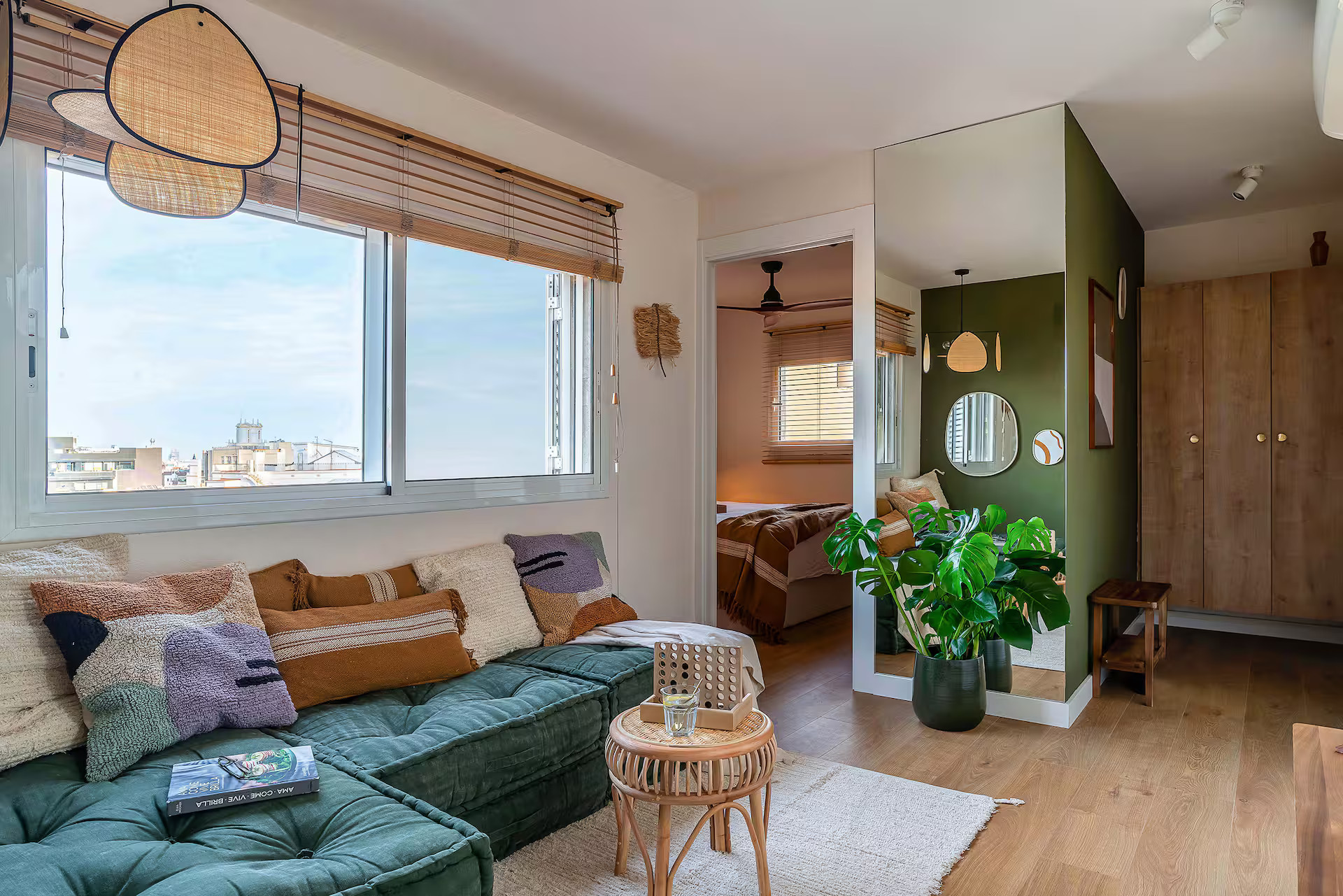 Un appartement en plein ciel avec terrasse en tons émeraude à Barcelone