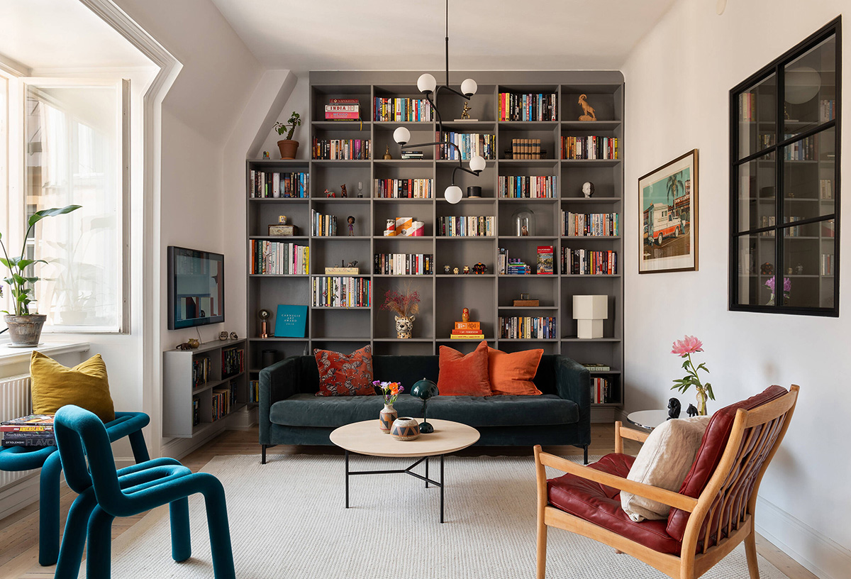 Le salon de cet appartement de 66m2 possède une bibliothèque sur mesure