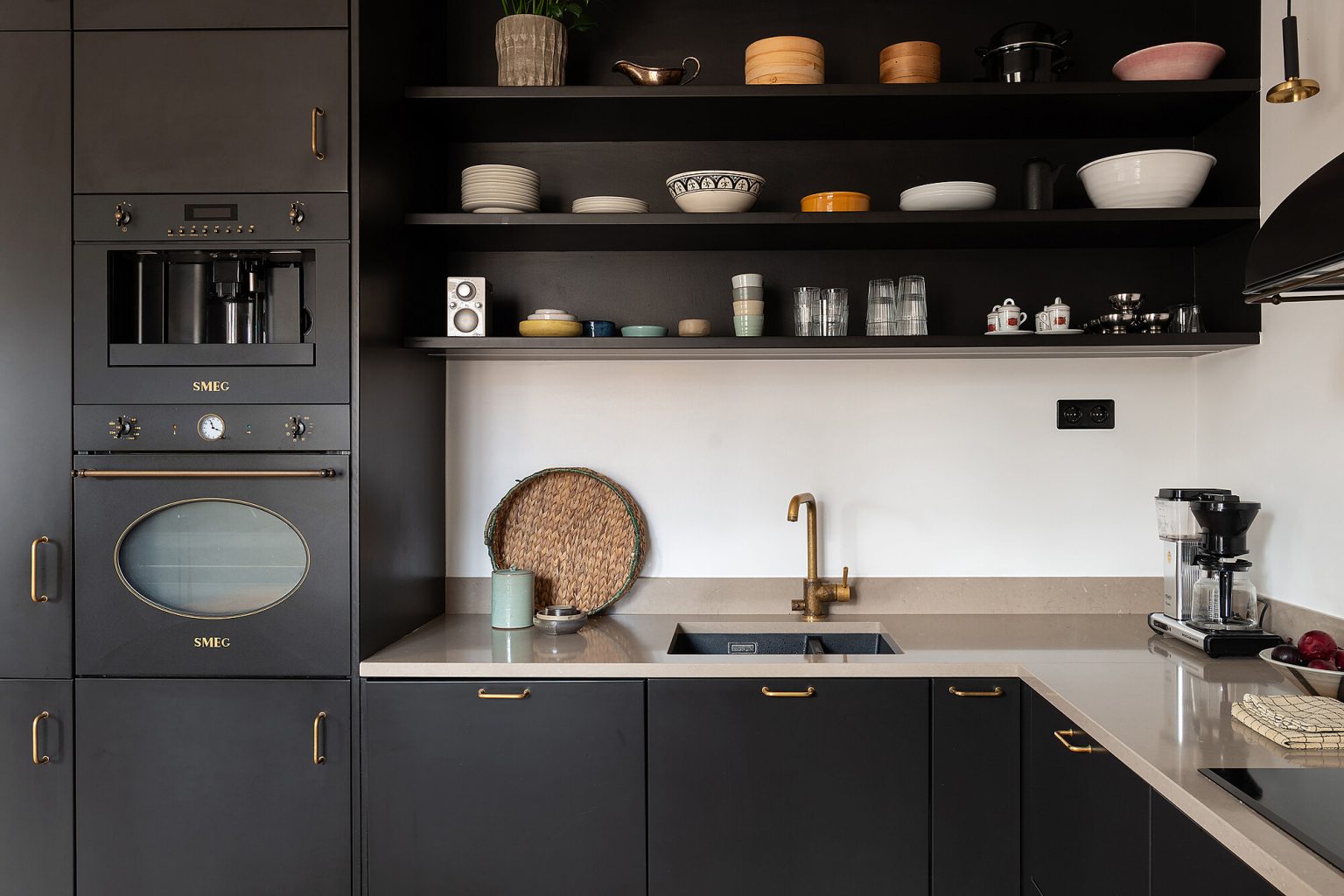 cuisine noire avec étagères hautes ouvertes décoration scandinave