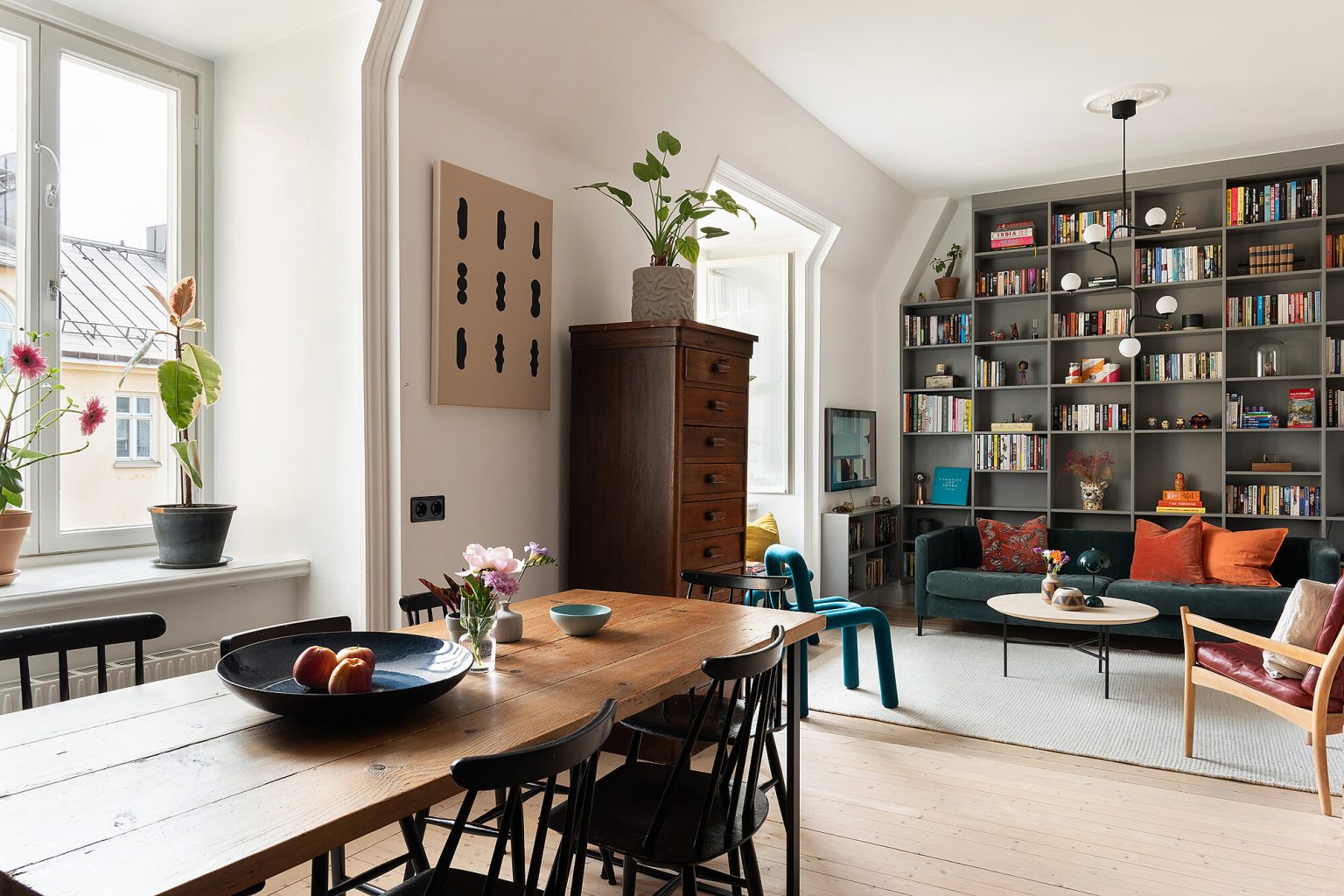 salle à manger et salon avec bibliothèque toute hauteur décoration scandinave