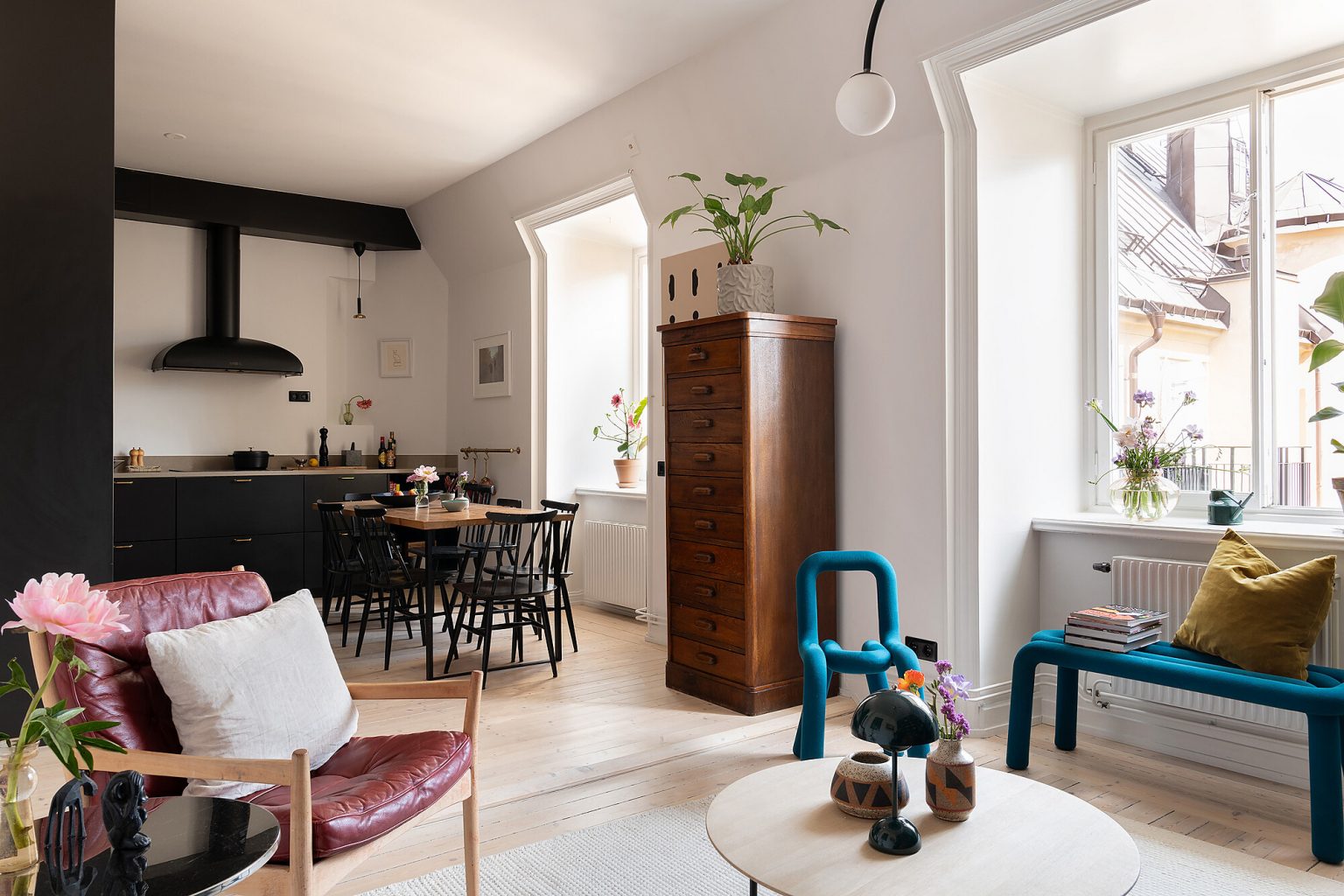 cuisine ouverte salle à manger et salon avec chaise et banc Bold Moustache décoration scandinave