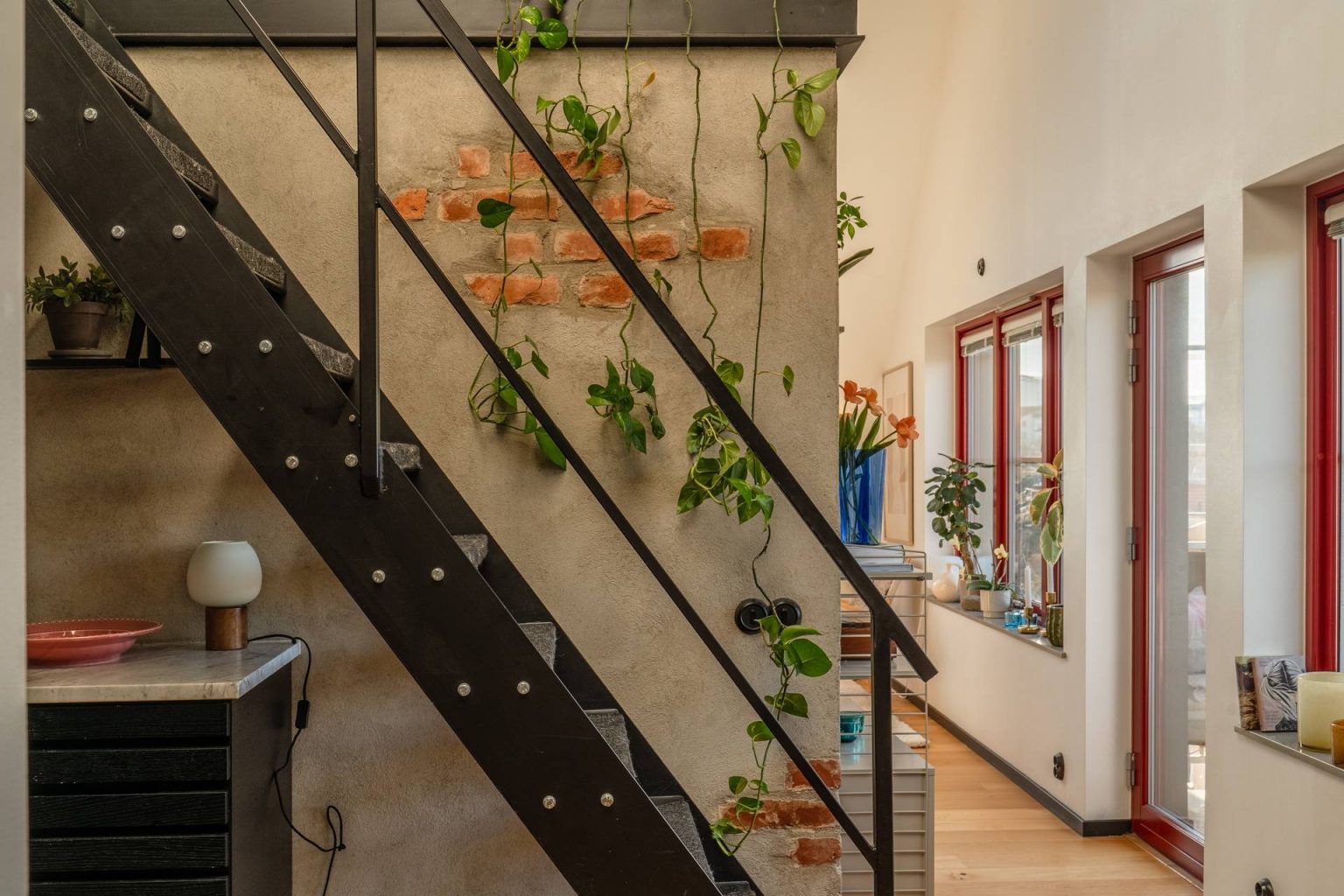 cuisine noire design avec escalier acier noir dans appartement en duplex décoration scandinave