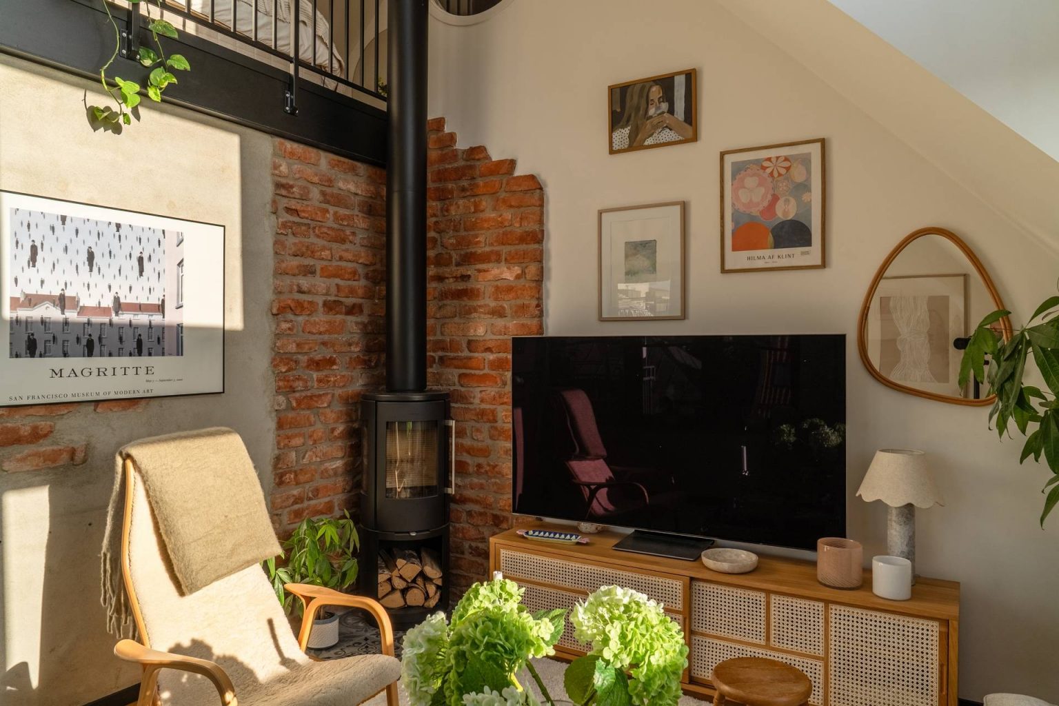 salon double hauteur avec poêle murs de briques et mezzanine décoration scandinave