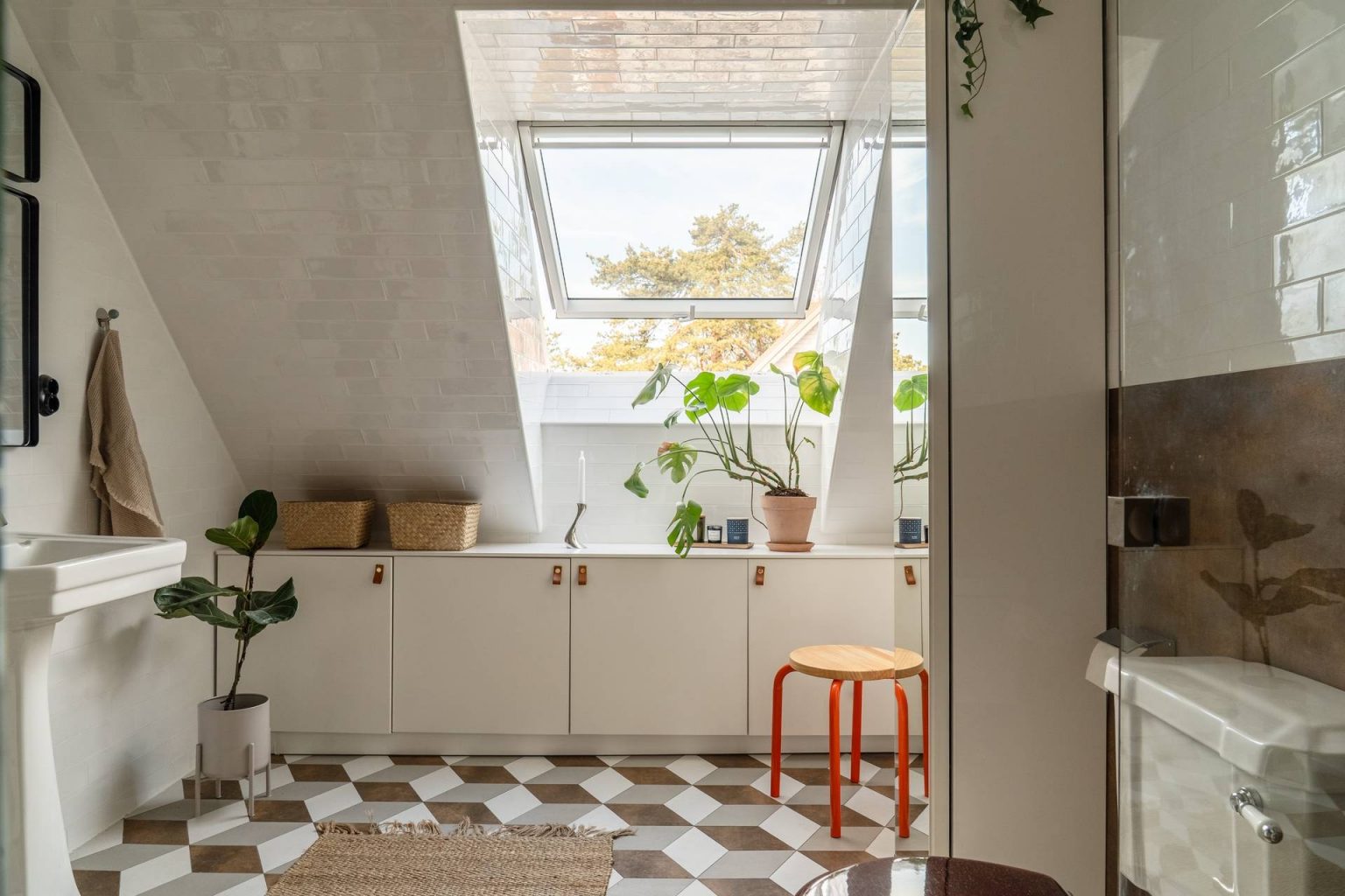 salle de bain rétro carrelage 3D géométrique appartement en duplex décoration scandinave