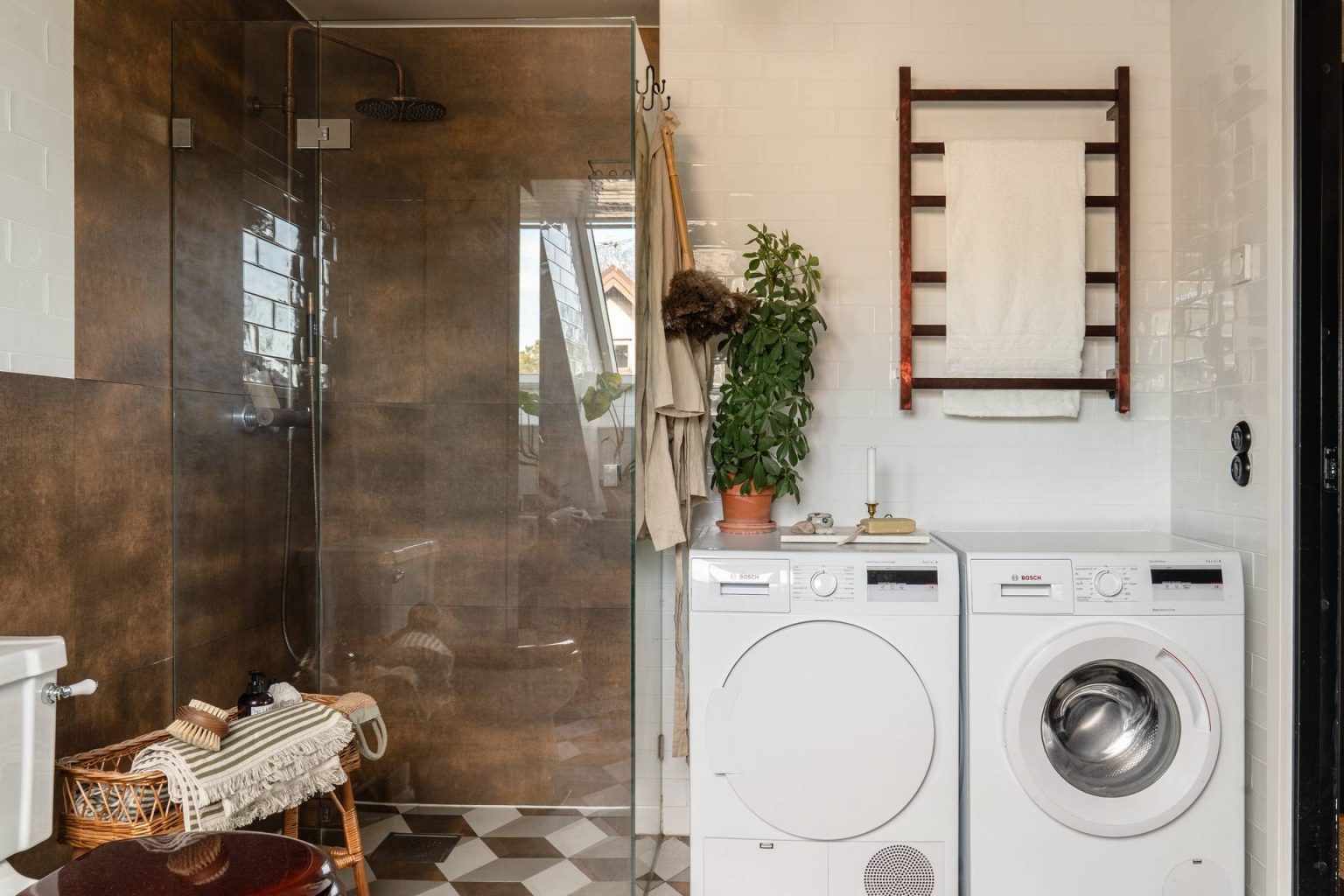 salle de bain rétro carrelage 3D géométrique avec buanderie appartement en duplex décoration scandinave
