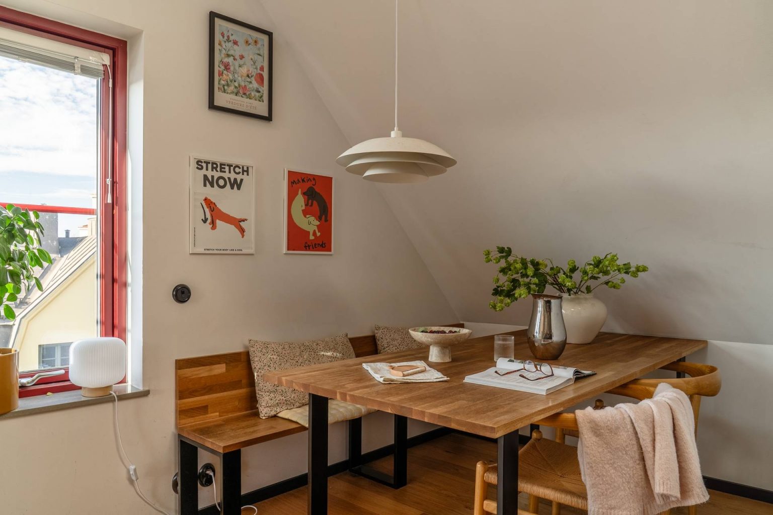 espace repas mansardé dans appartement en duplex décoration scandinave