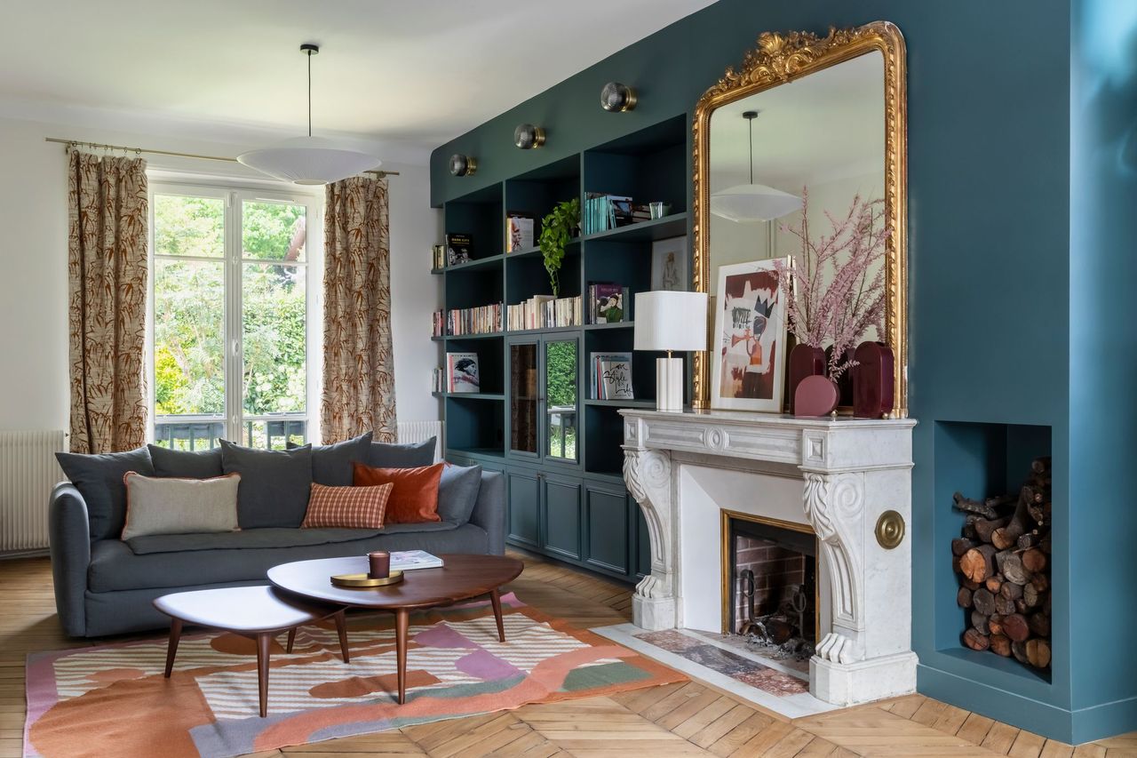 salon avec cheminée maison en meulière avec véranda près de Paris décoration contemporaine classique photo : ©Paulie Legoff salon avec cheminée maison en meulière avec véranda près de Paris décoration contemporaine classique photo : ©Paulie Legoff