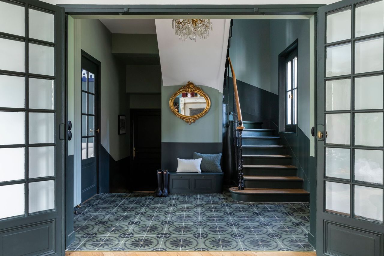 entrée avec carreaux de ciment maison en meulière avec véranda près de Paris décoration contemporaine classique photo : ©Paulie Legoff entrée avec carreaux de ciment maison en meulière avec véranda près de Paris décoration contemporaine classique photo : ©Paulie Legoff
