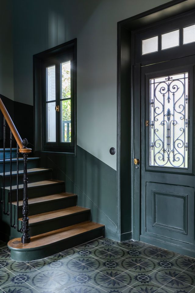entrée avec carreaux de ciment anciens maison en meulière avec véranda près de Paris décoration contemporaine classique photo : ©Paulie Legoff entrée avec carreaux de ciment anciens maison en meulière avec véranda près de Paris décoration contemporaine classique photo : ©Paulie Legoff