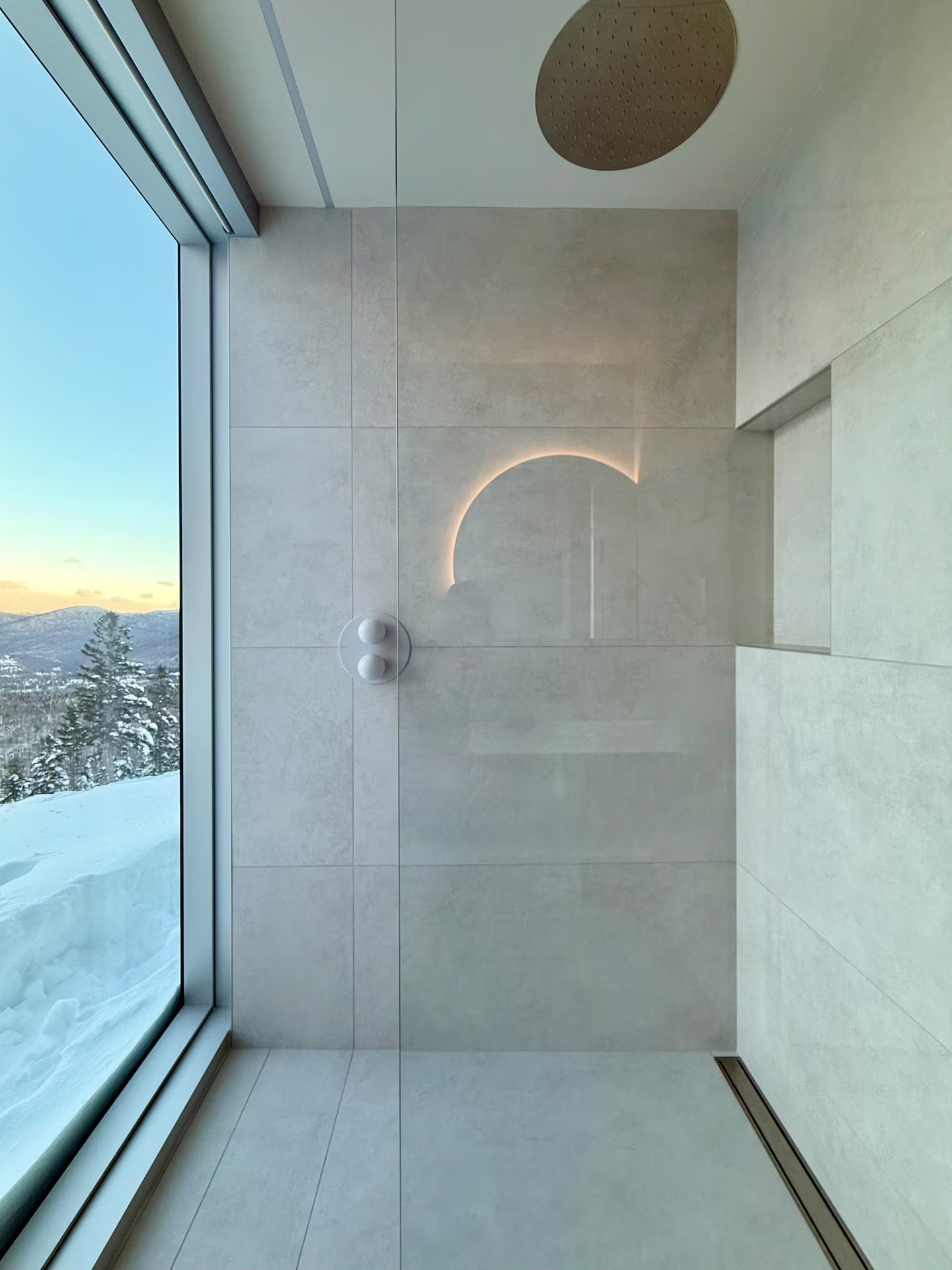 douche avec baie vitrée maison de verre noir Black Mirror Québec Canada douche avec baie vitrée maison de verre noir Black Mirror Québec Canada
