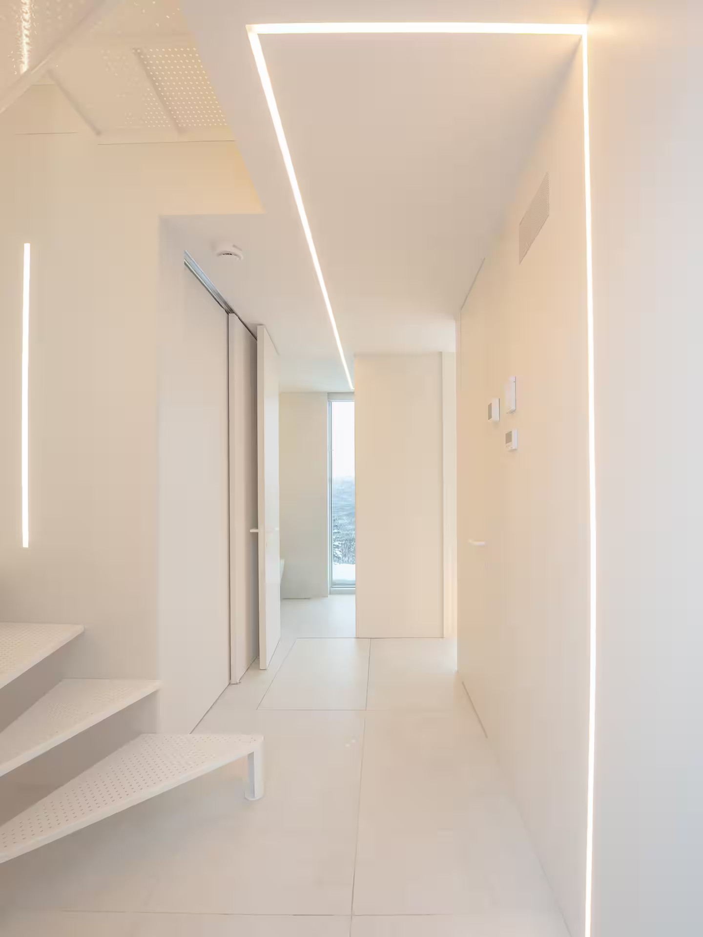entrée avec escalier métal blanc design maison de verre noir Black Mirror Québec Canada entrée avec escalier métal blanc design maison de verre noir Black Mirror Québec Canada