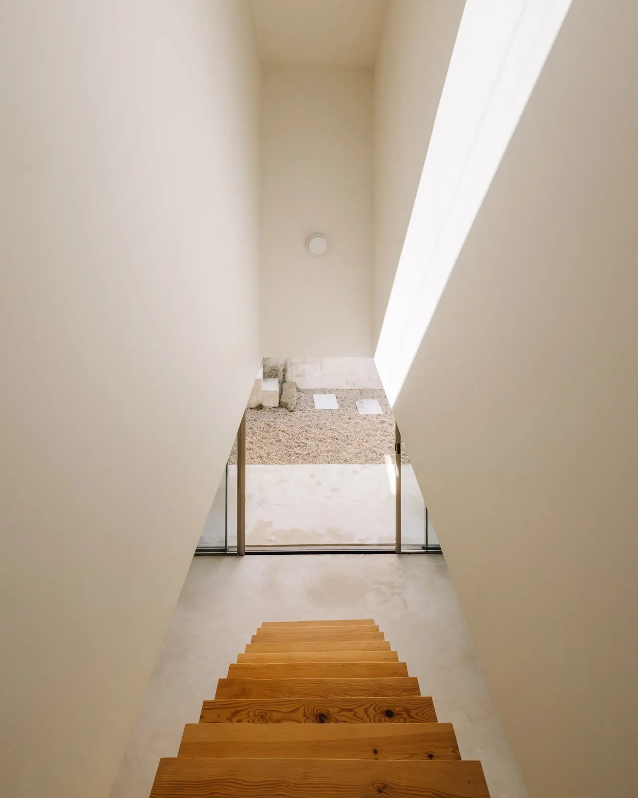 escalier moderne bois sans garde-corps petite maison avec piscine Portugal escalier moderne bois sans garde-corps petite maison avec piscine Portugal