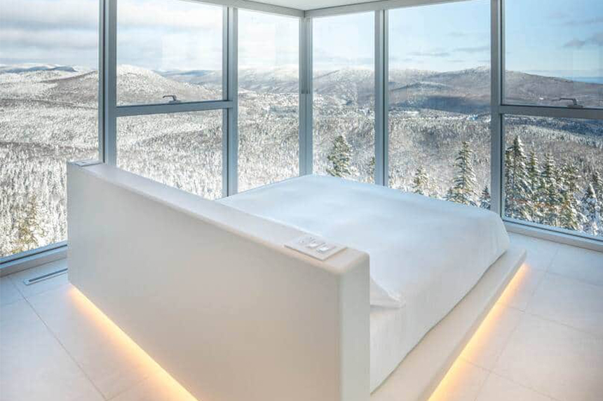 chambre décoration contemporaine blanche maison de verre noir Black Mirror Québec Canada chambre décoration contemporaine blanche maison de verre noir Black Mirror Québec Canada