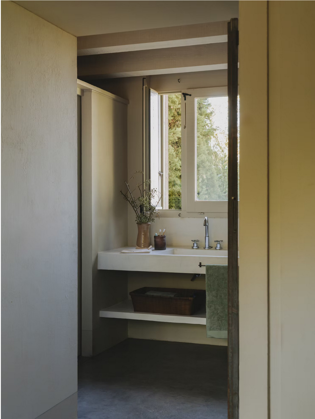 bathroom rustic chic decor with beams