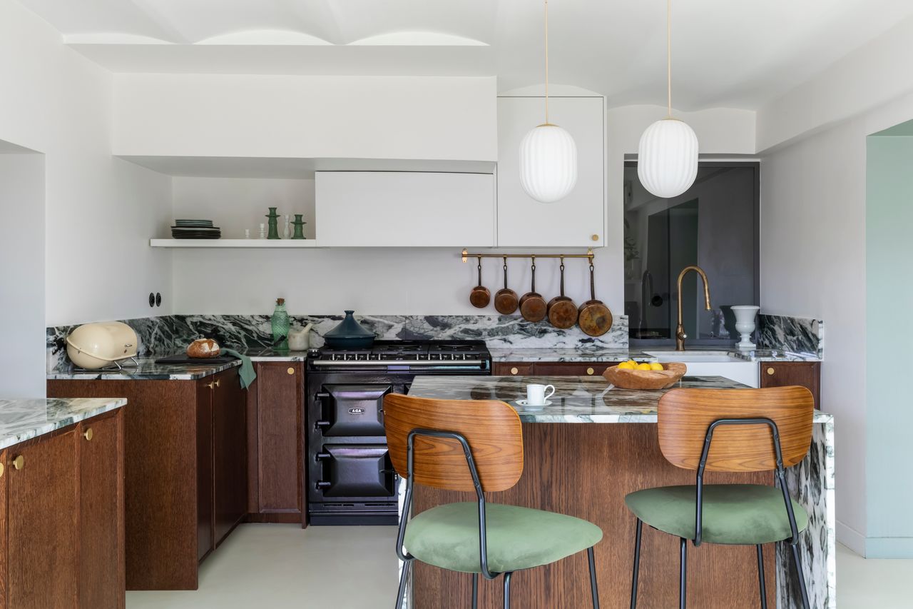 cuisine marbre vert maison en meulière avec véranda près de Paris décoration contemporaine classique photo : ©Paulie Legoff cuisine marbre vert maison en meulière avec véranda près de Paris décoration contemporaine classique photo : ©Paulie Legoff