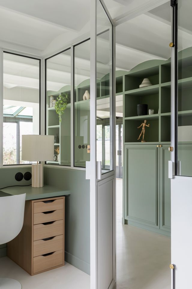 bureau avec verrière maison en meulière avec véranda près de Paris décoration contemporaine classique photo : ©Paulie Legoff bureau avec verrière maison en meulière avec véranda près de Paris décoration contemporaine classique photo : ©Paulie Legoff