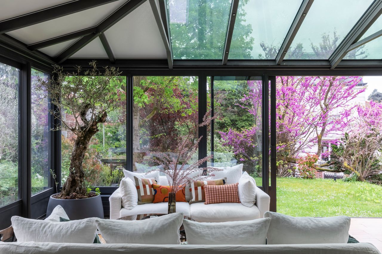 véranda sur jardin maison en meulière avec véranda près de Paris décoration contemporaine classique photo : ©Paulie Legoff véranda sur jardin maison en meulière avec véranda près de Paris décoration contemporaine classique photo : ©Paulie Legoff