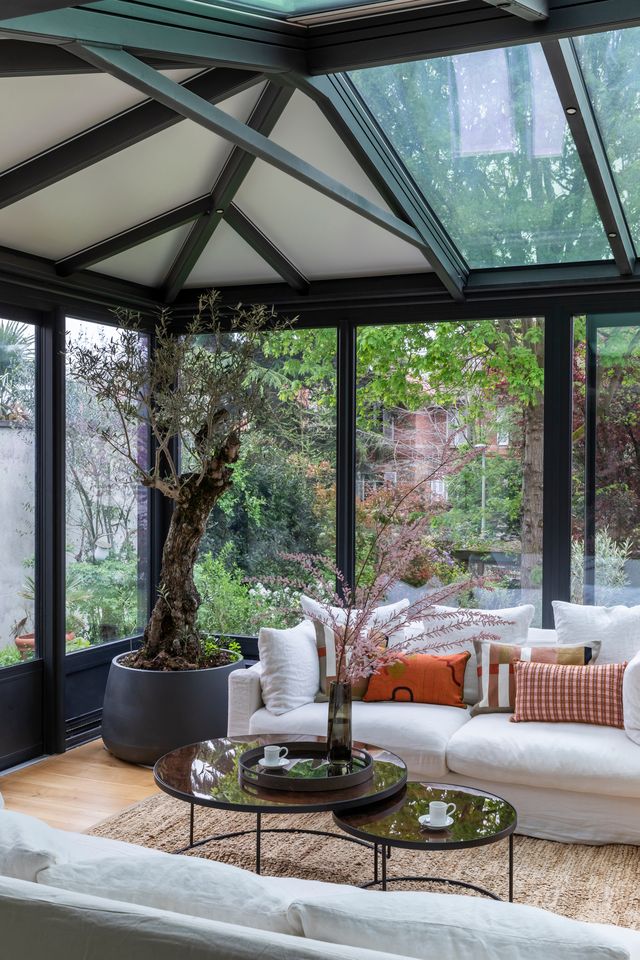 véranda sur jardin maison en meulière avec véranda près de Paris décoration contemporaine classique photo : ©Paulie Legoff véranda sur jardin maison en meulière avec véranda près de Paris décoration contemporaine classique photo : ©Paulie Legoff