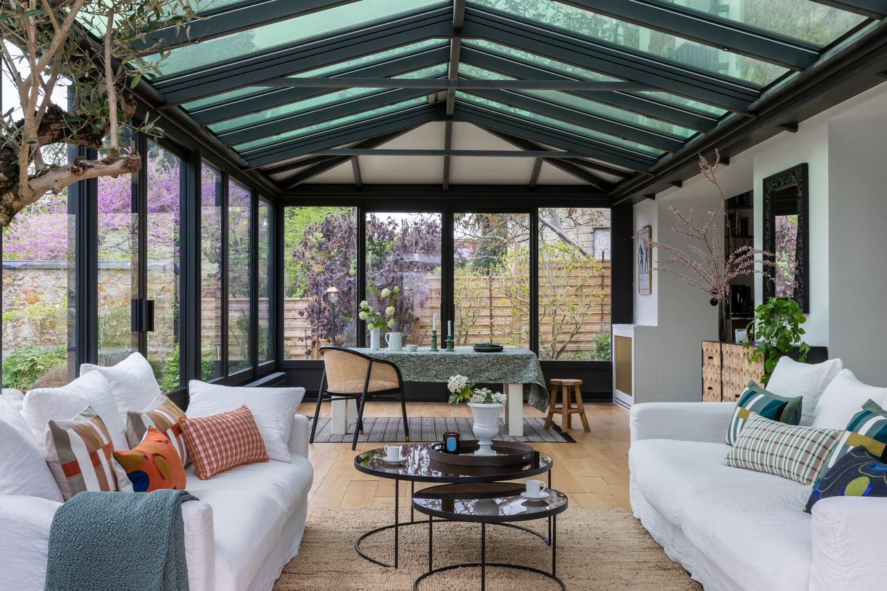 véranda sur jardin maison en meulière avec véranda près de Paris décoration contemporaine classique photo : ©Paulie Legoff véranda sur jardin maison en meulière avec véranda près de Paris décoration contemporaine classique photo : ©Paulie Legoff
