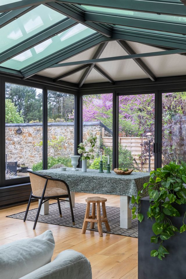 véranda sur jardin maison en meulière avec véranda près de Paris décoration contemporaine classique photo : ©Paulie Legoff véranda sur jardin maison en meulière avec véranda près de Paris décoration contemporaine classique photo : ©Paulie Legoff