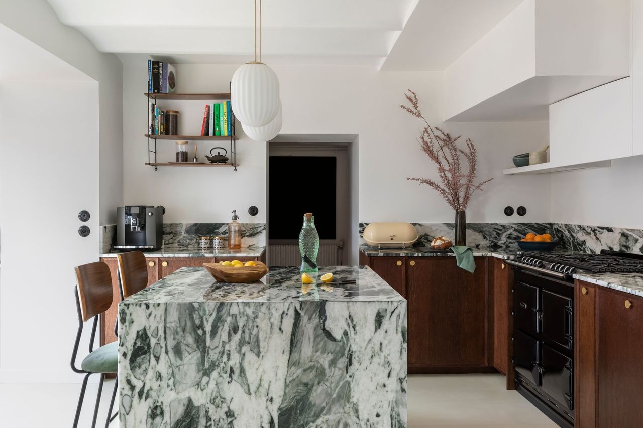 cuisine noyer et marbre vert maison en meulière avec véranda près de Paris décoration contemporaine classique photo : ©Paulie Legoff cuisine noyer et marbre vert maison en meulière avec véranda près de Paris décoration contemporaine classique photo : ©Paulie Legoff