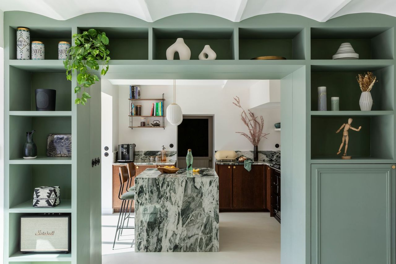 bibliothèque sur mesure et cuisine maison en meulière avec véranda près de Paris décoration contemporaine classique photo : ©Paulie Legoff bibliothèque sur mesure et cuisine maison en meulière avec véranda près de Paris décoration contemporaine classique photo : ©Paulie Legoff