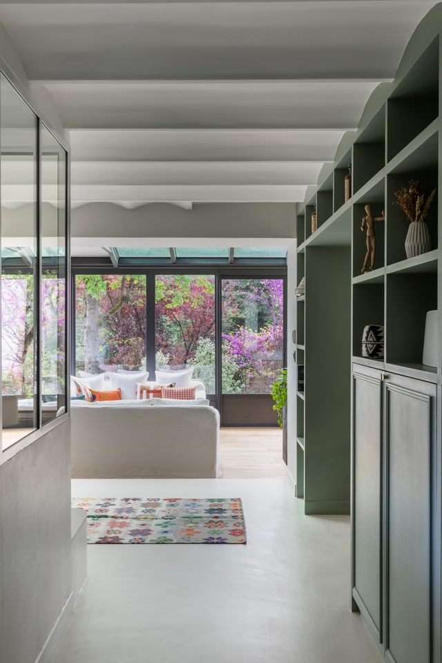 véranda sur jardin maison en meulière avec véranda près de Paris décoration contemporaine classique photo : ©Paulie Legoff véranda sur jardin maison en meulière avec véranda près de Paris décoration contemporaine classique photo : ©Paulie Legoff