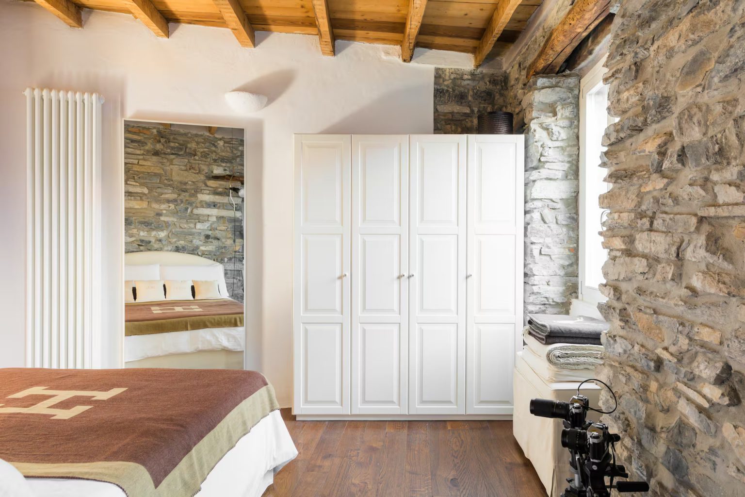chambre avec poutres murs pierre grise appartement décoration rustique chic vue lac de Côme
