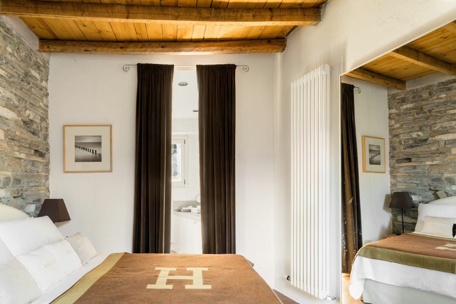 chambre avec poutres murs pierre grise appartement décoration rustique chic vue lac de Côme