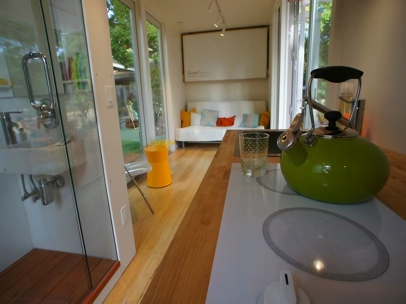 intérieur mini maison container Amazon jaune 13m2 intérieur mini maison container Amazon jaune 13m2