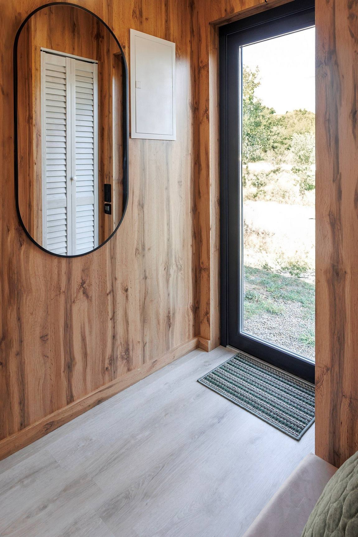 entrée avec miroir murs bois entrée avec miroir murs bois