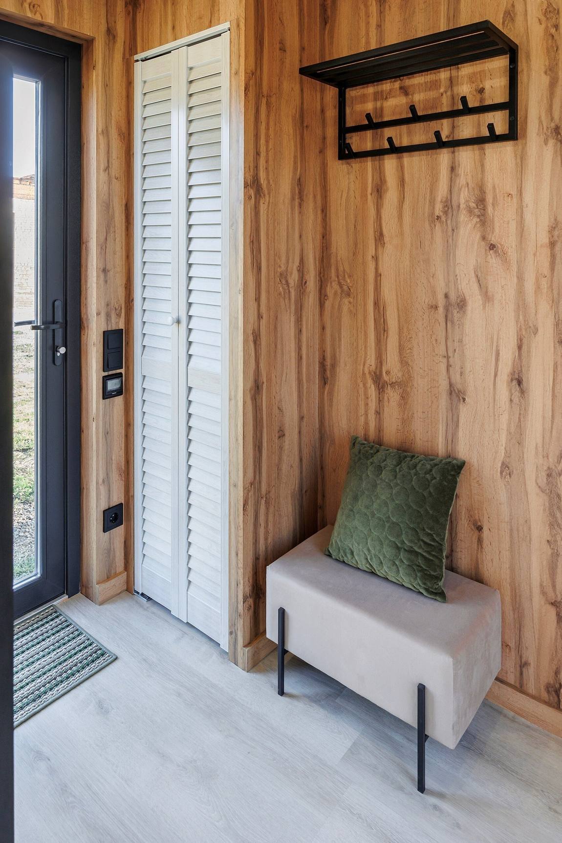 entrée avec murs bois et placards mini maison container de 27m2 entrée avec murs bois et placards mini maison container de 27m2