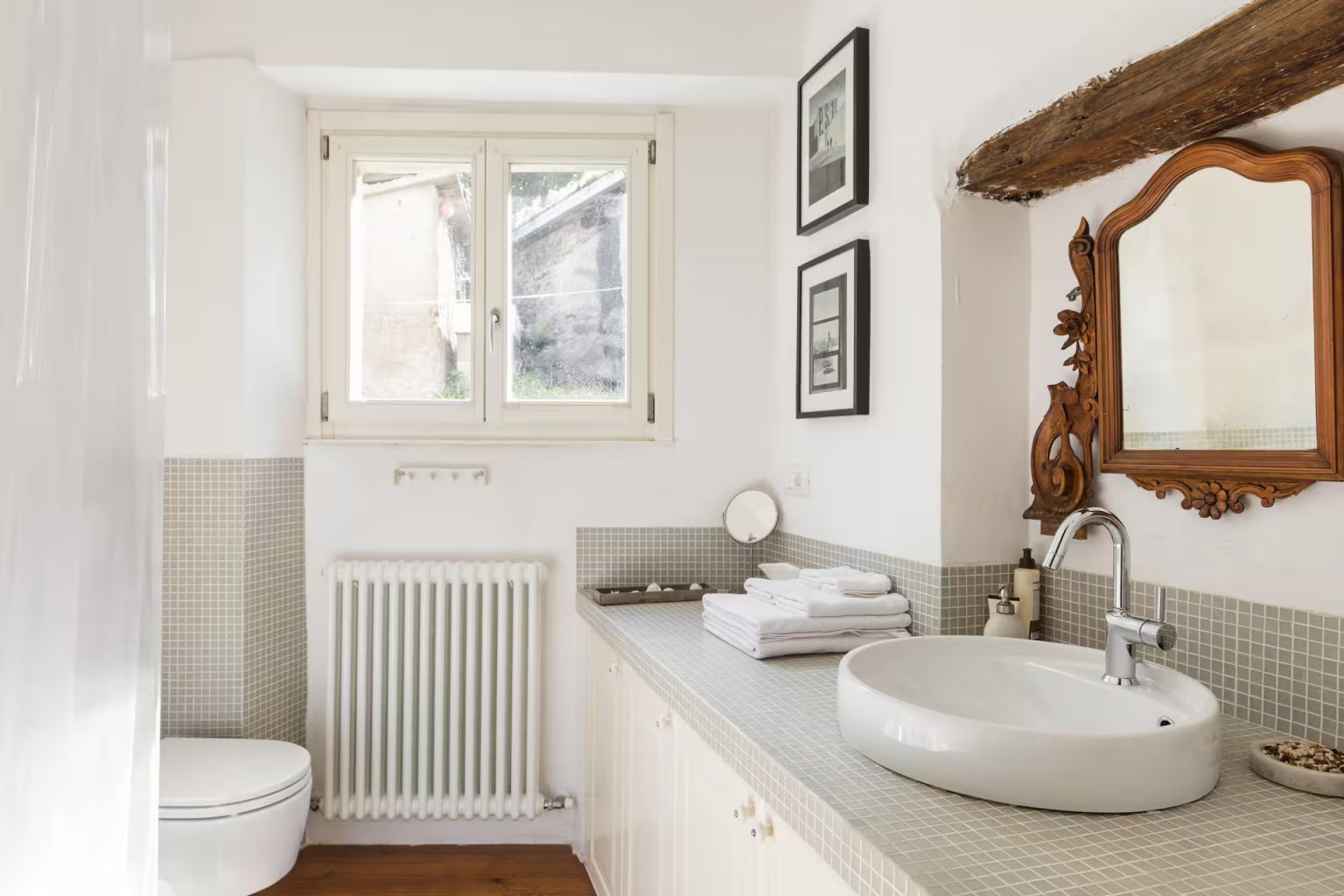 salle de bain design gris pâle et blanc