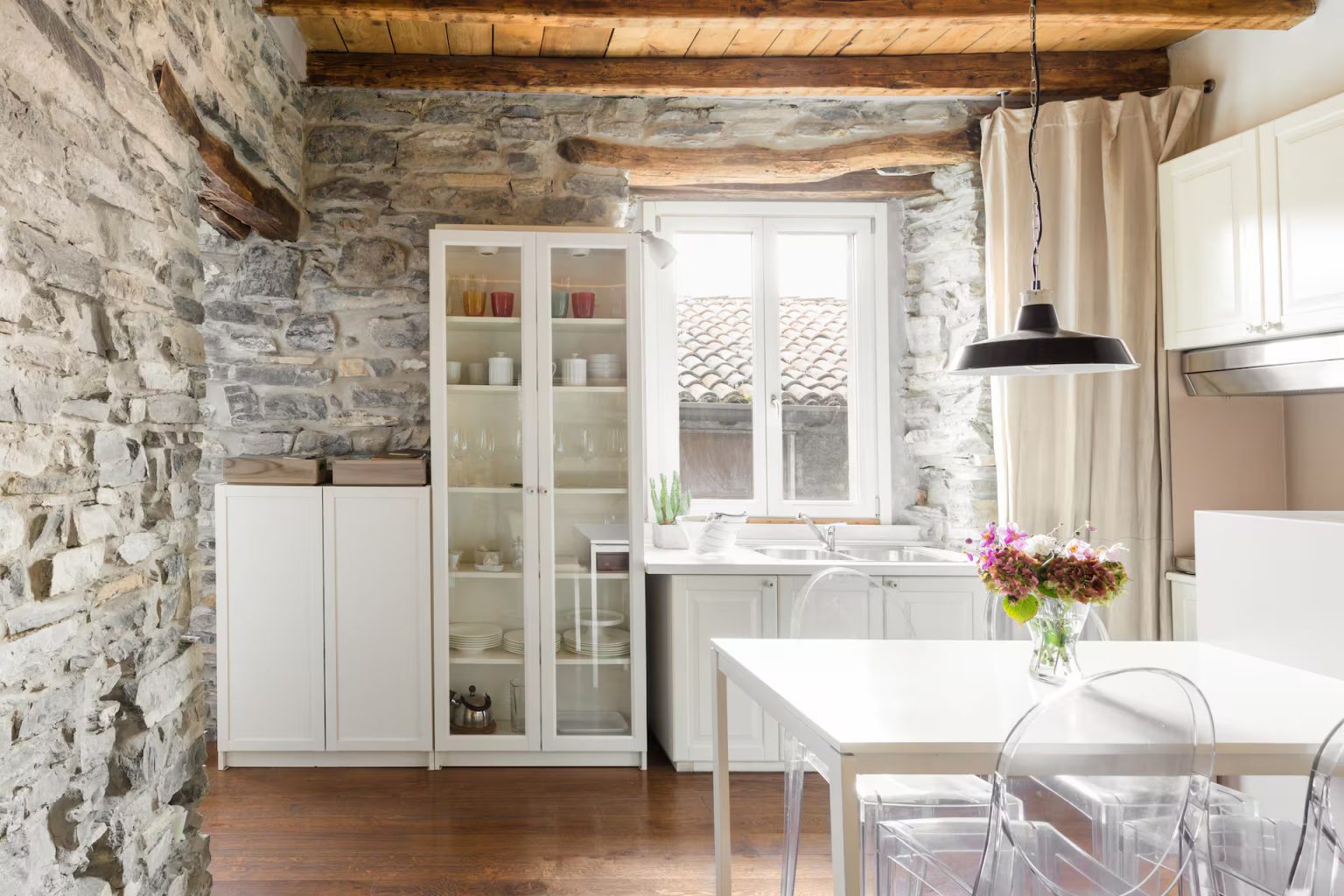 cuisine et salle à manger murs pierre grise appartement décoration rustique chic vue lac de Côme