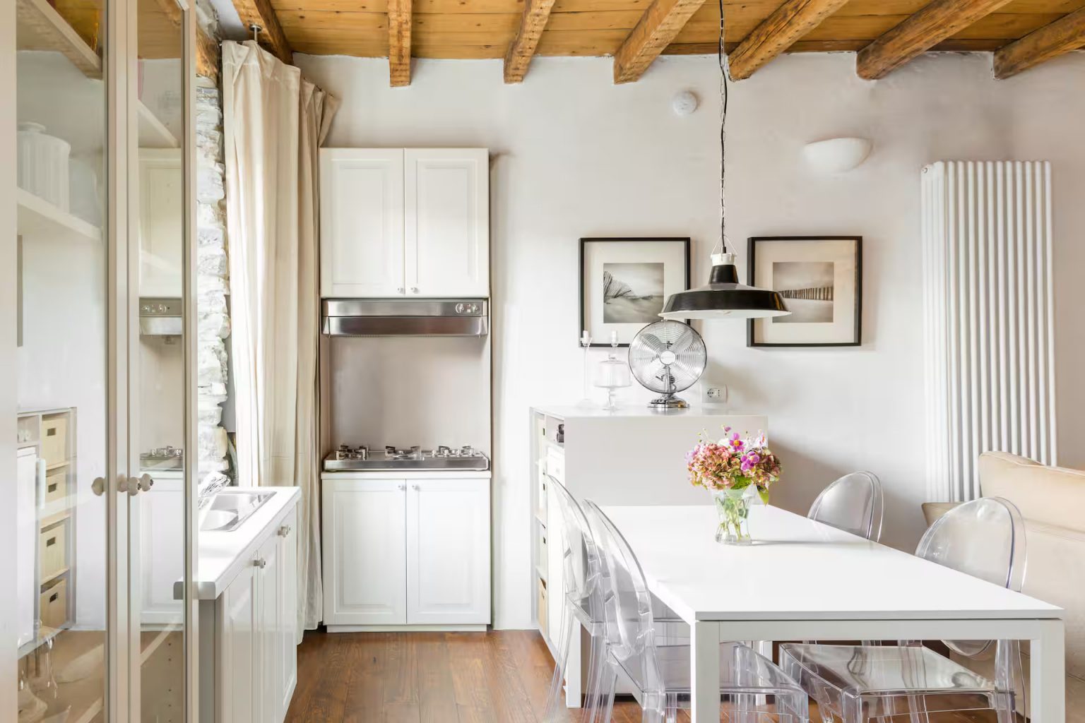 cuisine et salle à manger murs pierre grise appartement décoration rustique chic vue lac de Côme