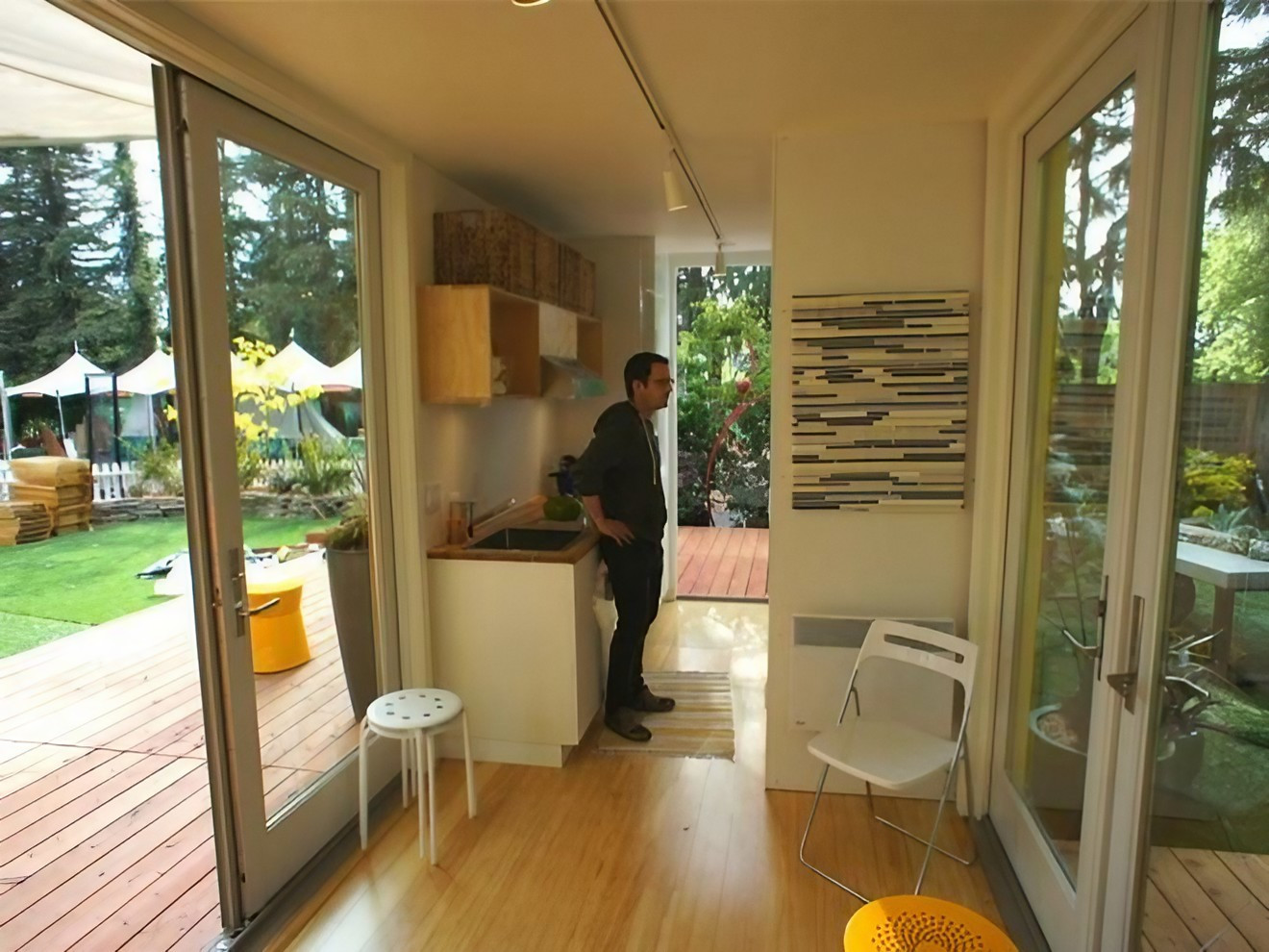 intérieur mini maison container Amazon jaune 13m2 intérieur mini maison container Amazon jaune 13m2