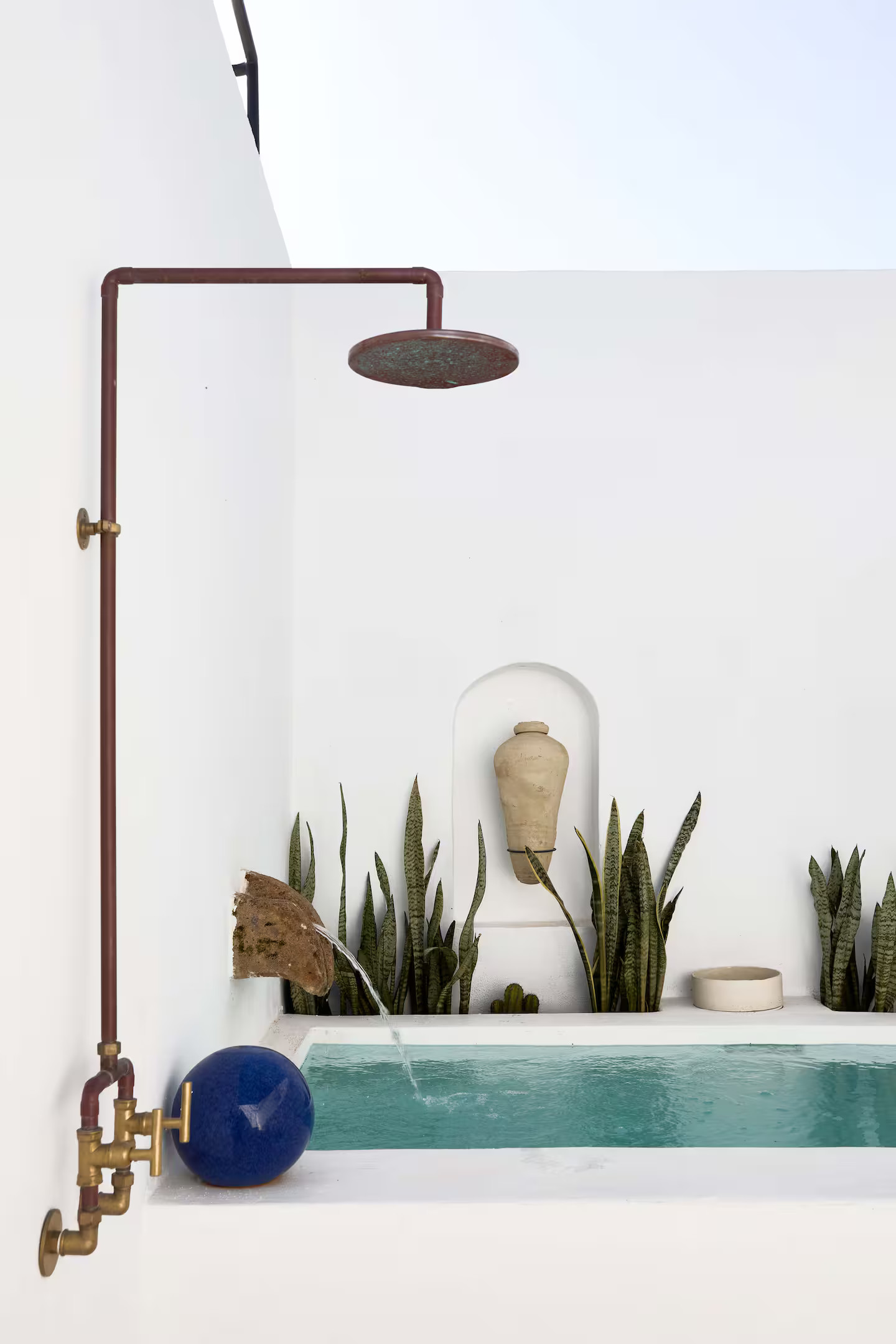 mini piscine maçonnée et douche extérieure sur terrasse petite maison de village décoration rustique chic mini piscine maçonnée et douche extérieure sur terrasse petite maison de village décoration rustique chic