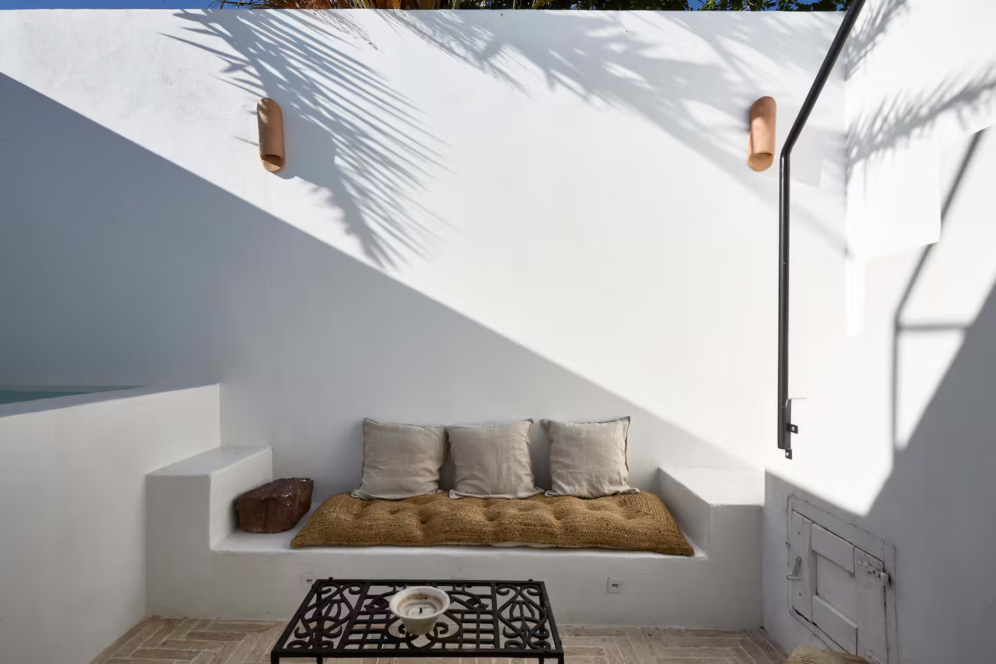 canapé maçonné sur terrasse petite maison de village décoration rustique chic canapé maçonné sur terrasse petite maison de village décoration rustique chic