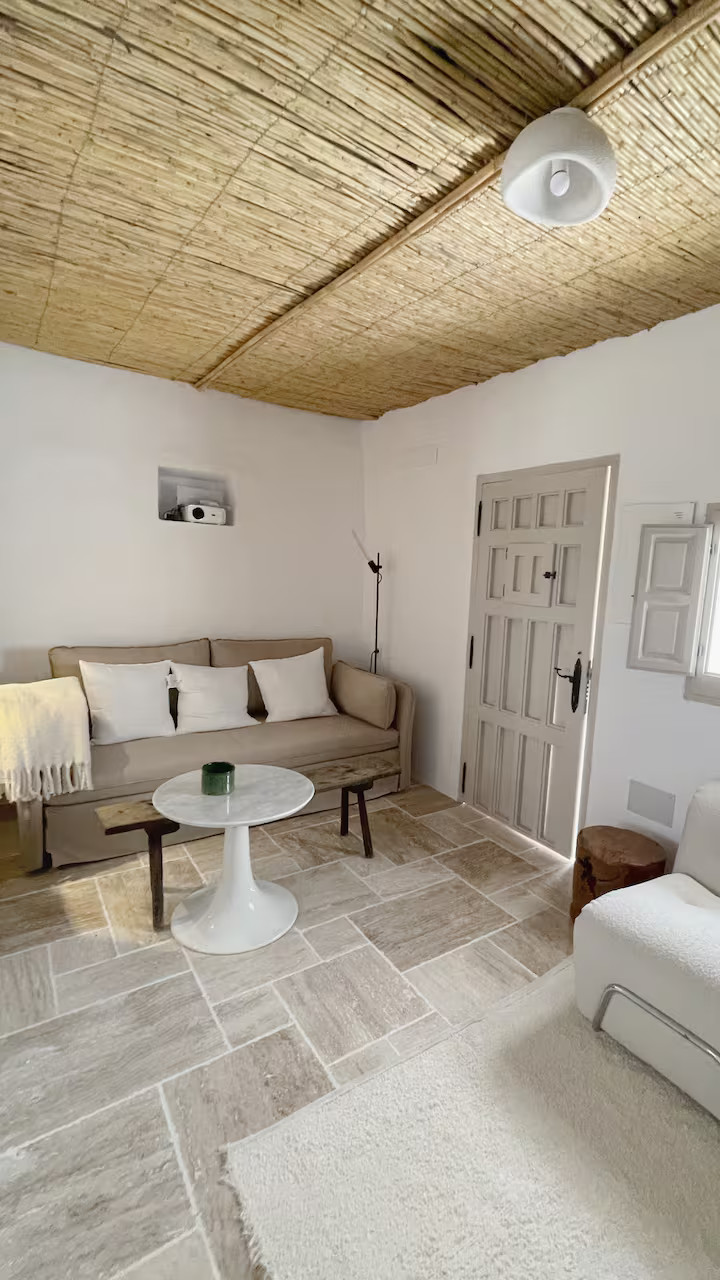 salon avec plafond en roseaux petite maison de village décoration rustique chic salon avec plafond en roseaux petite maison de village décoration rustique chic
