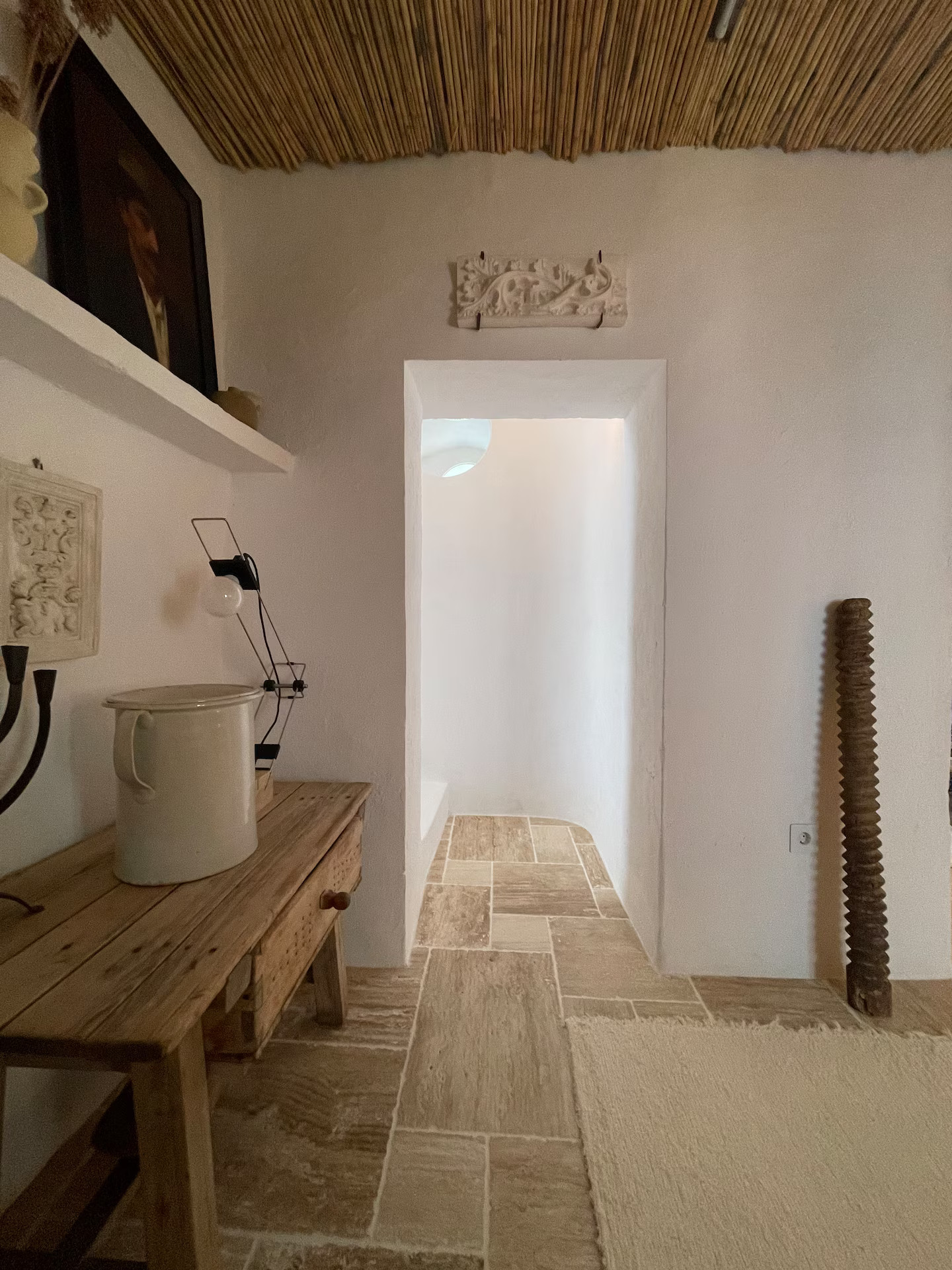entrée avec plafond en roseaux petite maison de village décoration rustique chic entrée avec plafond en roseaux petite maison de village décoration rustique chic